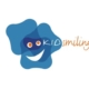 drei blaue Quadrate, eines davon mit lächelndem Gesicht. Daneben steht in weißer und orangefarbener Schrift Kidsmiling